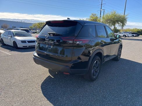 Used 2025 Nissan Rogue SV image 4