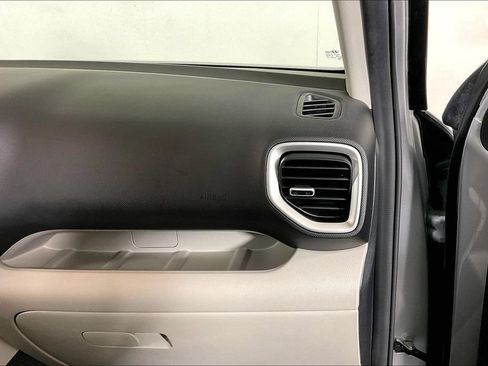 Used 2022 Hyundai Venue SEL FWD image 16