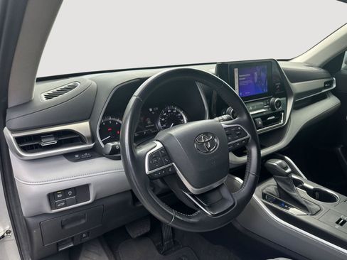Used 2023 Toyota Highlander XLE FWD image 11