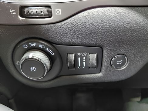 Used 2022 Jeep Cherokee Limited AWD/4WD image 37