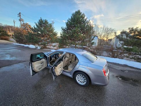 Used 2013 Chrysler 300 w/ Driver Convenience Group image 37