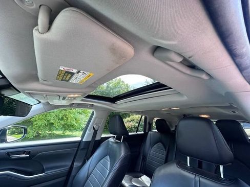 Used 2023 Toyota Highlander XLE AWD/4WD image 13
