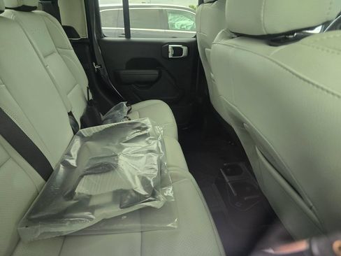 Used 2023 Jeep Gladiator Sport AWD/4WD image 12