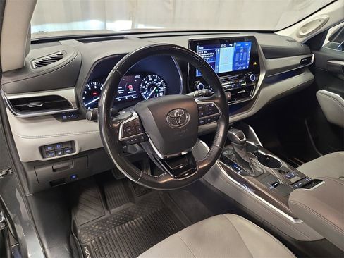 Used 2020 Toyota Highlander Platinum image 16