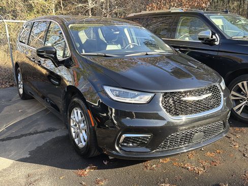 Used 2024 Chrysler Pacifica Touring-L image 4