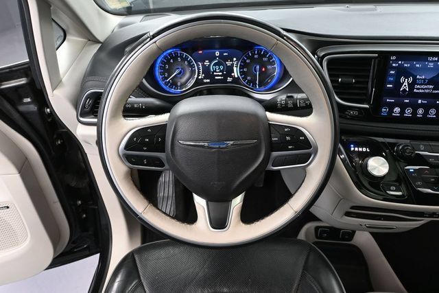 Used 2018 Chrysler Pacifica Limited FWD image 21