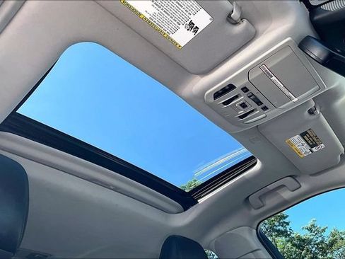 Used 2021 Toyota Highlander XLE FWD image 11