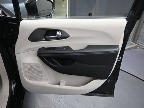 Used 2022 Chrysler Pacifica Touring-L FWD image 12
