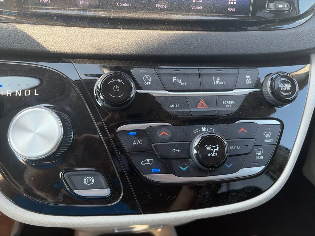 Used 2024 Chrysler Pacifica Touring-L FWD image 22