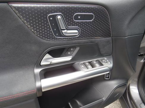 Used 2025 Mercedes-Benz GLA 250 4MATIC image 9