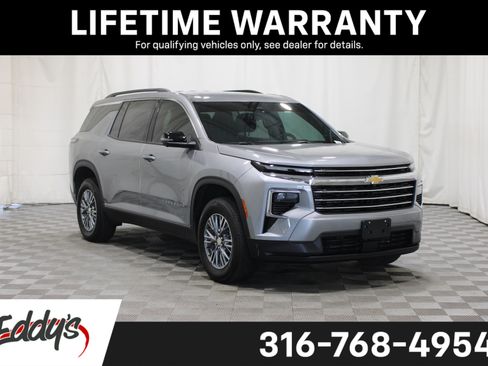 Used 2025 Chevrolet Traverse LT w/ Driver Confidence Package FWD image 1