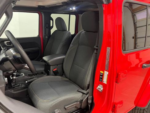 Used 2025 Jeep Wrangler Unlimited Sahara AWD/4WD image 50