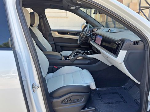 Used 2024 Porsche Cayenne Turbo AWD/4WD image 16