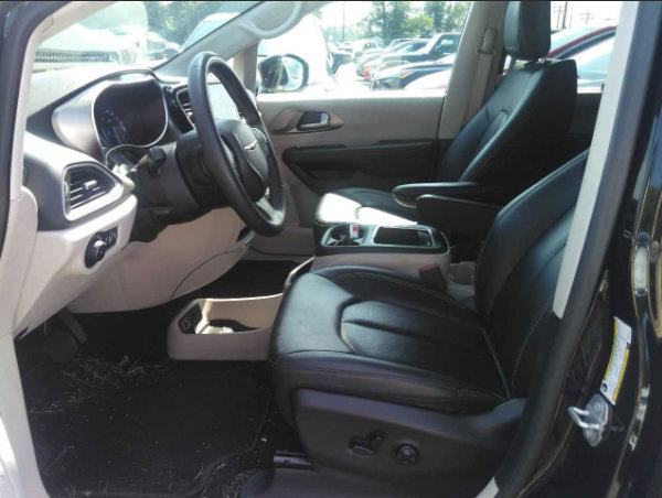 Used 2024 Chrysler Pacifica Touring-L FWD image 7