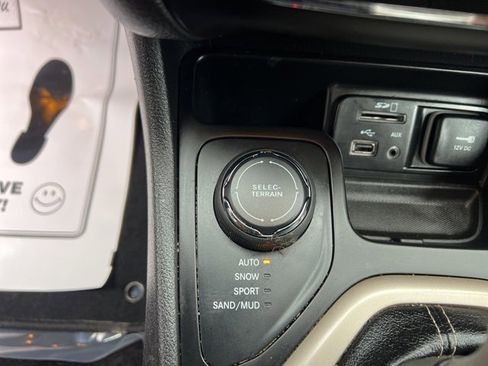 Used 2017 Jeep Cherokee Limited image 29