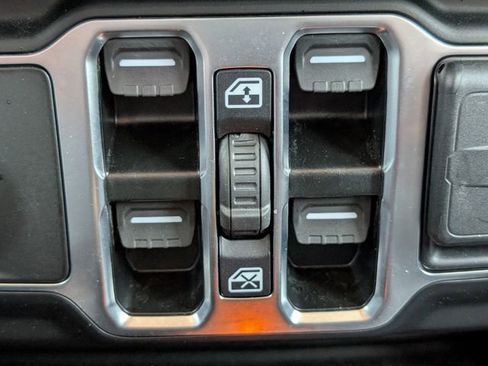 Used 2025 Jeep Wrangler Unlimited Sahara AWD/4WD image 18
