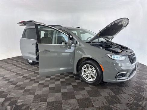 Used 2022 Chrysler Pacifica Touring-L FWD image 12
