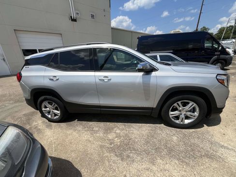 Used 2020 GMC Terrain SLE w/ Driver Convenience Package FWD image 2