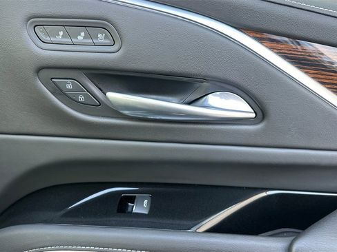 Used 2022 Cadillac Escalade Premium Luxury image 21