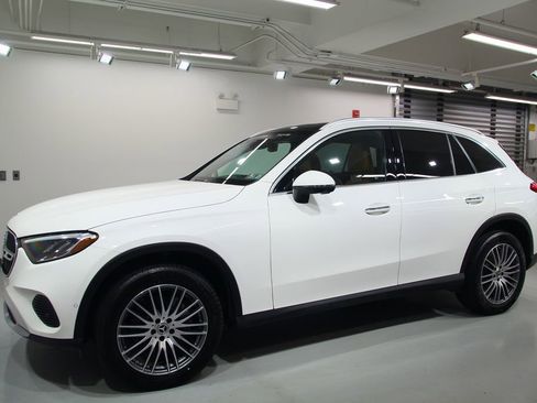 Used 2024 Mercedes-Benz GLC 300 4MATIC image 4