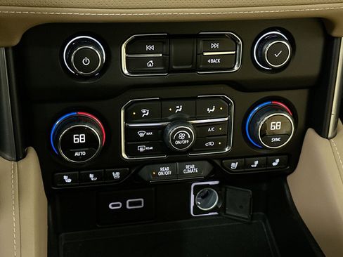 Used 2021 Chevrolet Tahoe Premier w/ Premium Package image 27