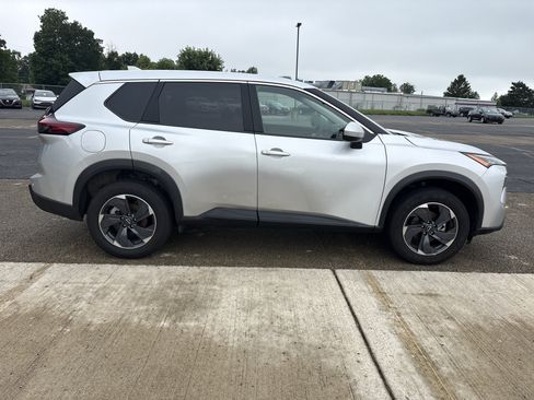 Used 2025 Nissan Rogue SV FWD image 3