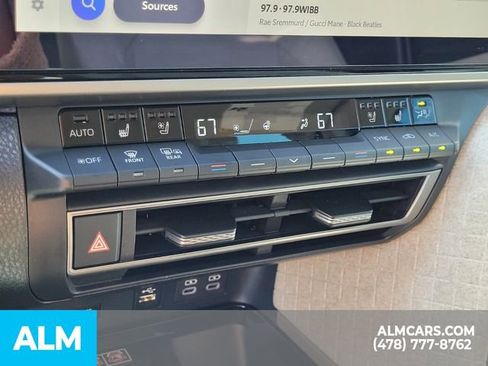 Used 2025 Toyota Camry XLE image 23