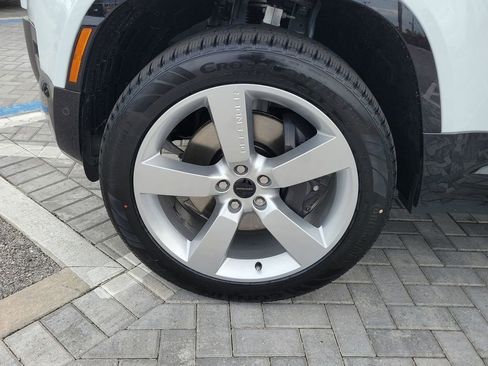 New 2026 Land Rover Defender 110 X-Dynamic SE image 12