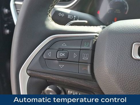 Used 2023 Jeep Grand Cherokee L Limited AWD/4WD image 7