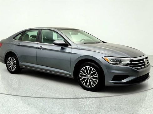 Used 2019 Volkswagen Jetta SE w/ Cold Weather Package FWD image 3