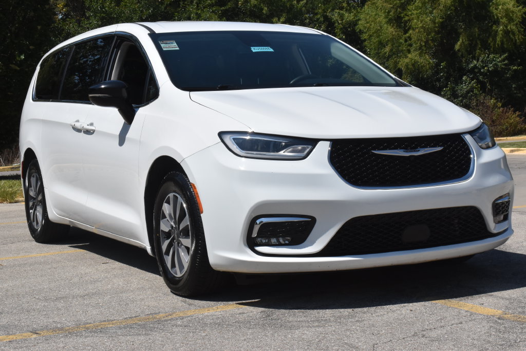 Used 2024 Chrysler Pacifica Limited FWD image 2