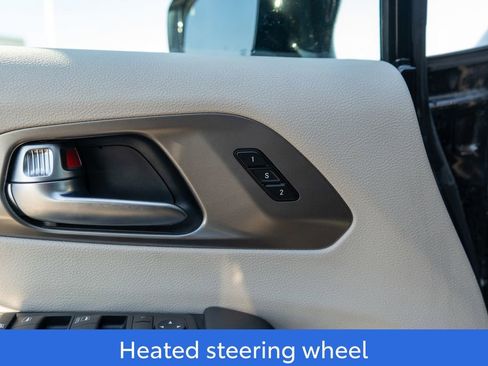 Used 2024 Chrysler Pacifica Select image 19