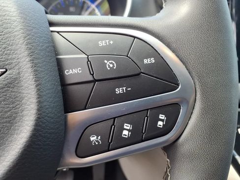 Used 2024 Chrysler Pacifica Touring-L FWD image 21