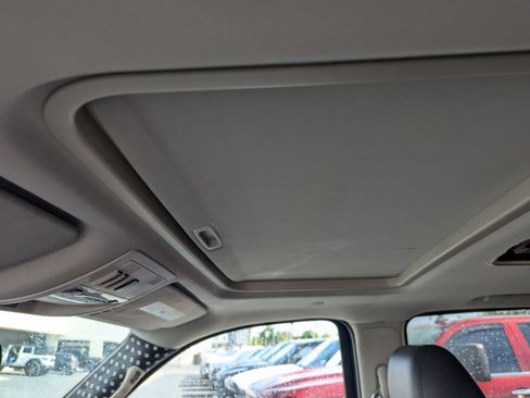 Used 2013 Cadillac Escalade Luxury AWD/4WD image 27