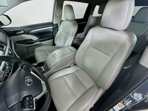 Used 2019 Toyota Highlander XLE AWD/4WD image 33