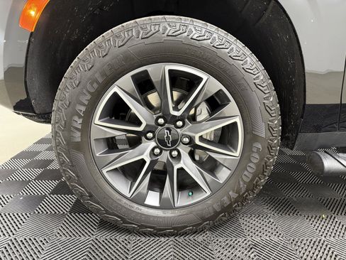 Used 2024 Chevrolet Suburban Z71 w/ Luxury Package image 10