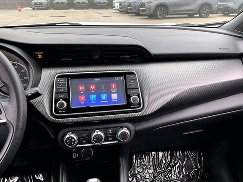 Used 2019 Nissan Kicks S image 19