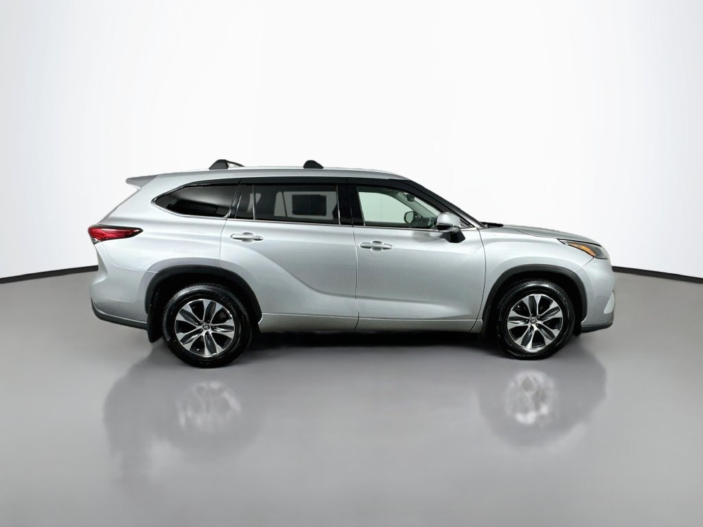 Used 2022 Toyota Highlander XLE AWD/4WD image 9