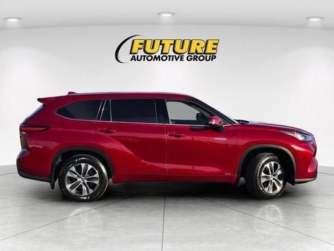 Certified 2020 Toyota Highlander XLE AWD/4WD image 4