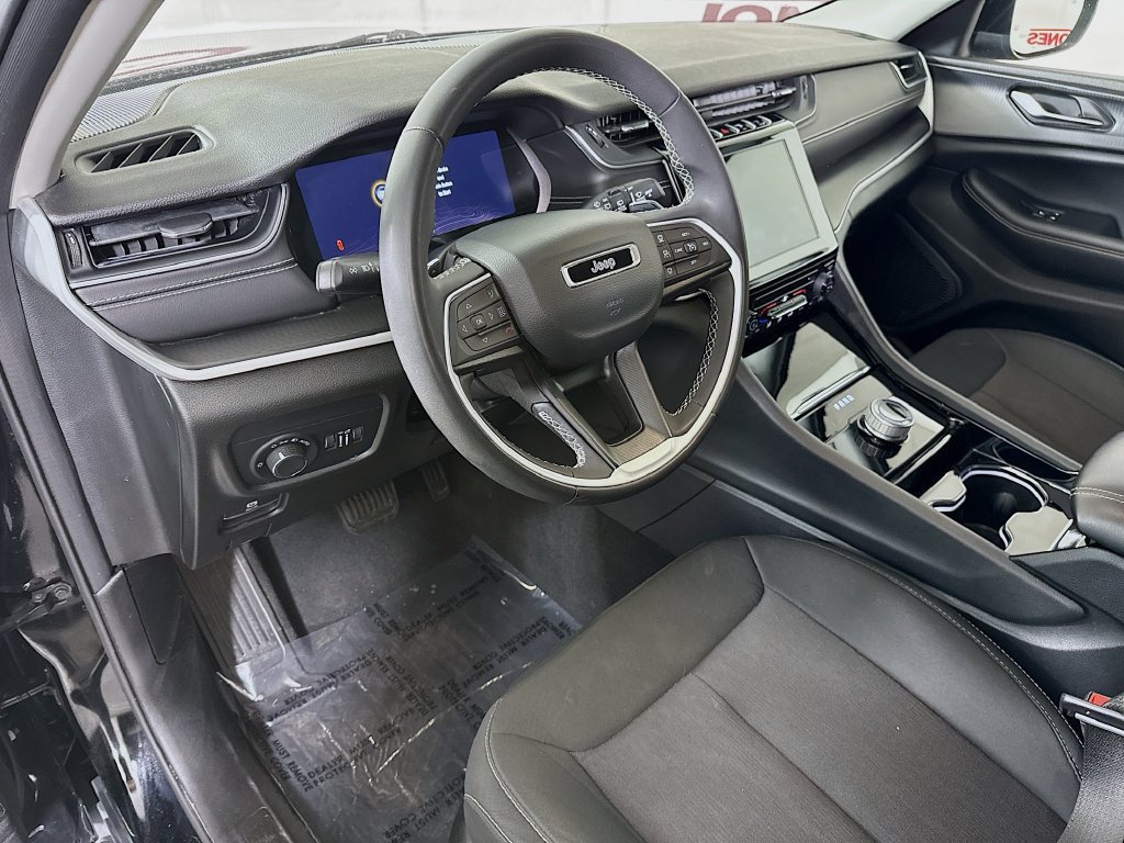 Used 2023 Jeep Grand Cherokee Laredo AWD/4WD image 16