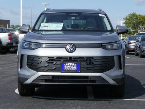 New 2025 Volkswagen Tiguan SE image 19