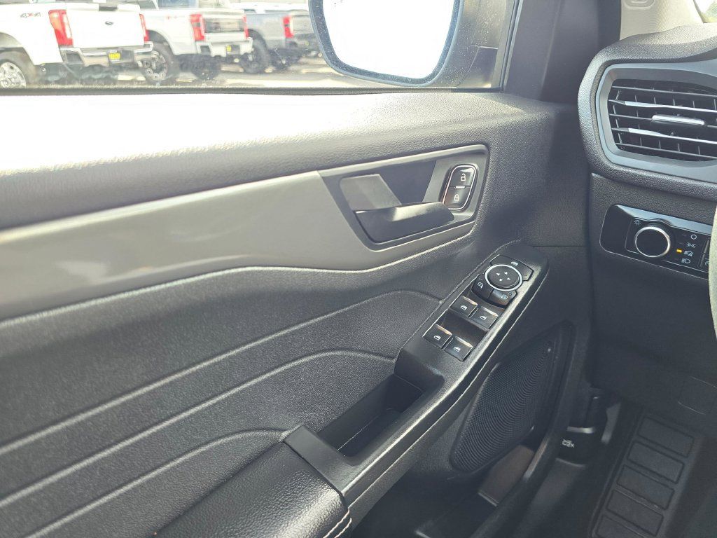 Used 2025 Ford Escape Active AWD/4WD image 29