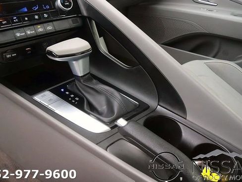 Used 2024 Hyundai Elantra SEL FWD image 17