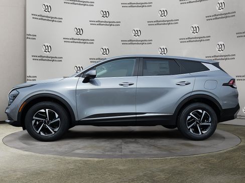 Used 2025 Kia Sportage LX image 2