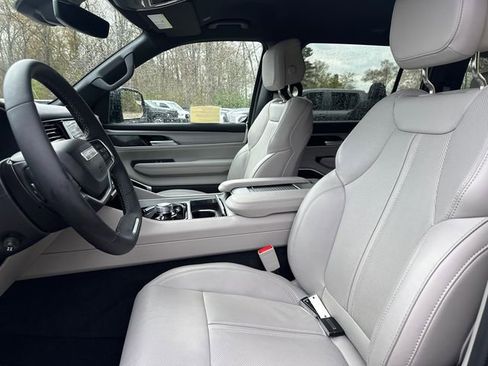 Used 2025 Jeep Wagoneer 4WD image 39