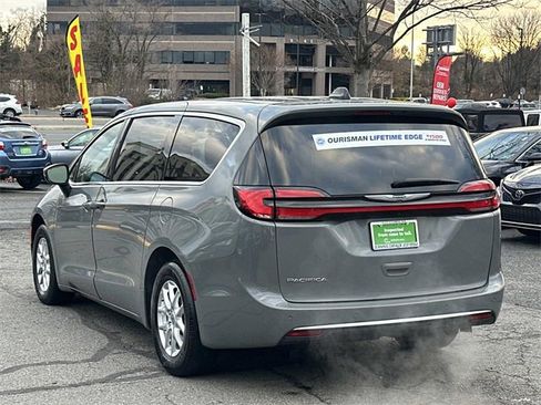 Certified 2023 Chrysler Pacifica Touring-L image 4