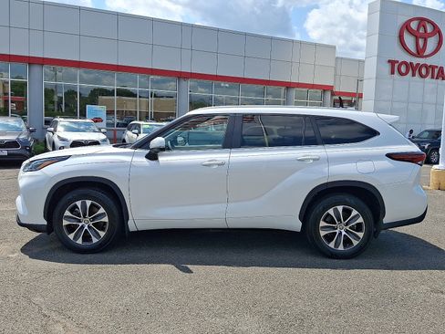 Used 2024 Toyota Highlander XLE AWD/4WD image 4