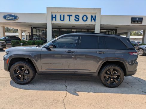 Used 2023 Jeep Grand Cherokee Altitude image 1