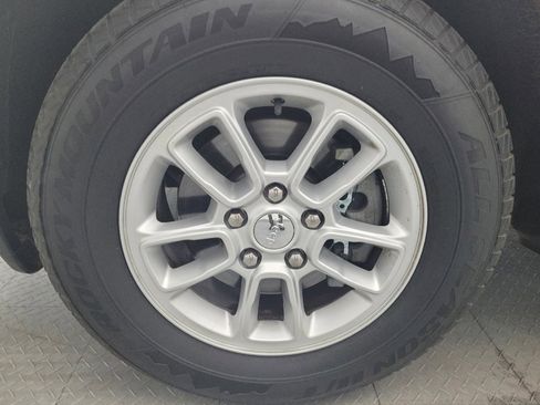 Used 2020 Jeep Grand Cherokee Laredo image 31