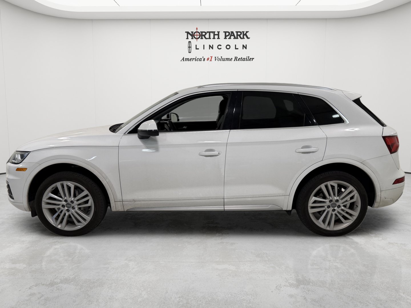 Used 2018 Audi Q5 2.0T Premium Plus w/ Premium Plus Package AWD/4WD image 2